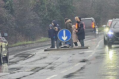 Chlidren Cross during rush hour